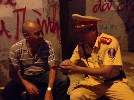 Nam thanh niên đi xe “gian” gắn BKS giả