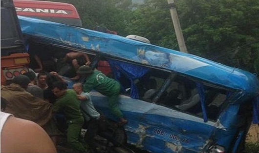 Toàn cảnh ô tô đâm liên hoàn ở Hòa Bình khiến 6 người bị nạn