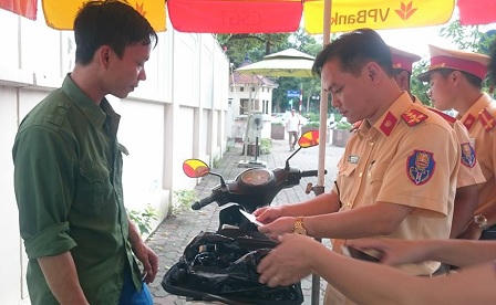 CSGT trả lại hơn 70 triệu đồng cho người rơi ví