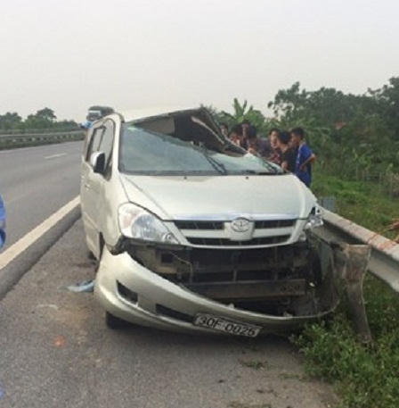 Xe tải “nhảy” qua dải phân cách đâm xe Innova khiến 2 người tử vong