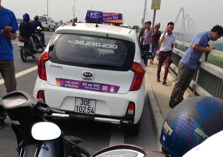 Một tài xế hãng taxi Vic tử vong dưới cầu Nhật Tân
