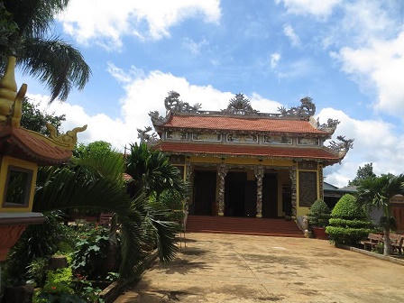 Vườn trẻ trong sân chùa