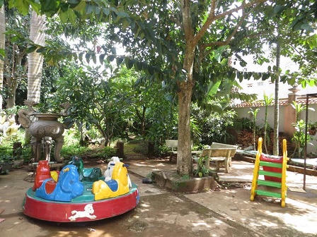 Vườn trẻ trong sân chùa