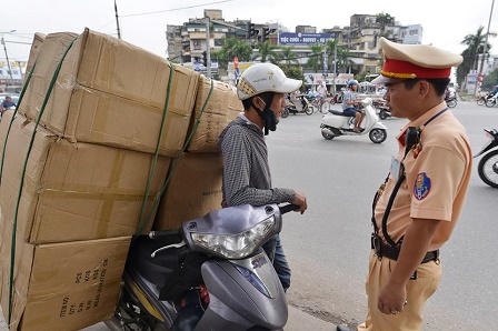 Hà Nội ra quân xử lý tình trạng xe chở hàng cồng kềnh