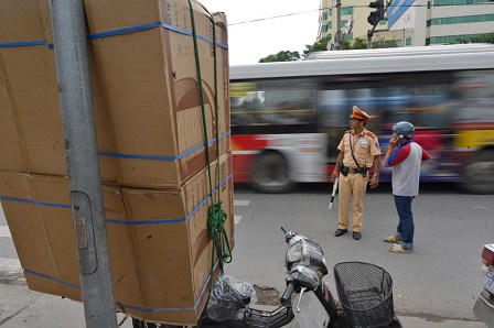 Hà Nội ra quân xử lý tình trạng xe chở hàng cồng kềnh