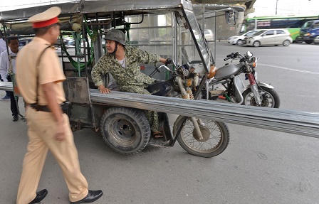 Hà Nội ra quân xử lý tình trạng xe chở hàng cồng kềnh