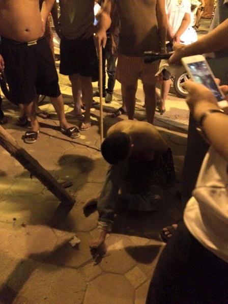 Tài xế taxi bị cứa cổ lúc nửa đêm