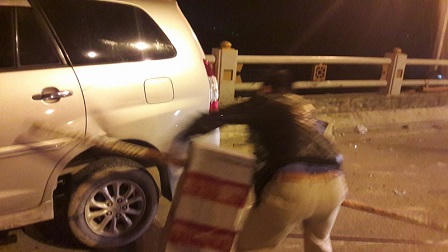 Tài xế Innova gây tại nạn, hất văng nạn nhân rơi xuống chân cầu Thanh Trì định rú ga bỏ chạy