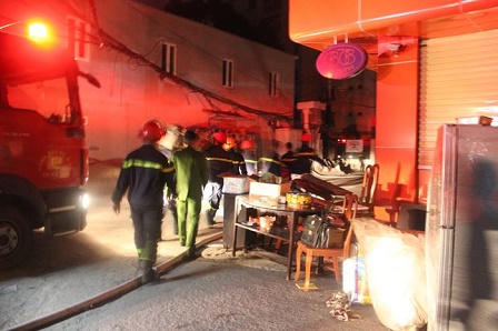 Toàn cảnh vụ cháy chùa Tĩnh Lâu, phố Trích Sài