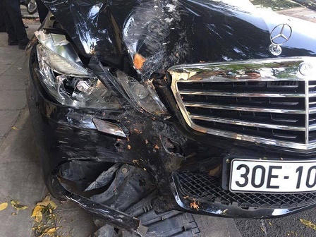 Tài xế ô tô Mercedes gây tai nạn liên hoàn đã rời khỏi hiện trường