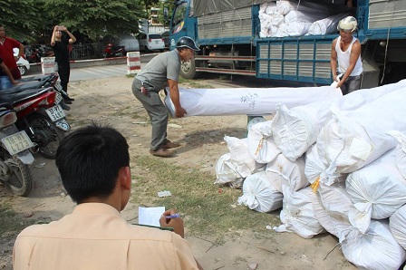 Thu giữ 140 kiện vải với giá trị gần 200 triệu đồng không rõ nguồn gốc