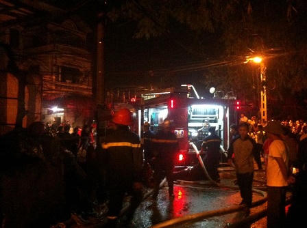 Hà Nội cháy rụi 3 xưởng trong đêm