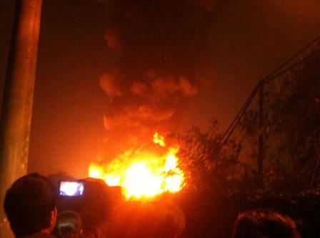 Hà Nội cháy rụi 3 xưởng trong đêm