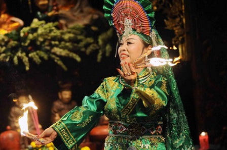 Chuyên gia tâm thần học hé lộ những bí ẩn của lên đồng