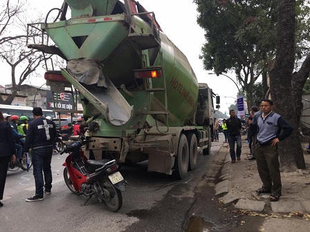 Xe trộn bê tông lấn đường đâm chết người đi xe máy