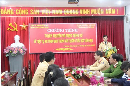 CSGT Hà Nội tuyên truyền về an toàn giao thông tại Tiểu học Tân Định