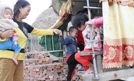 Hàng chục trẻ được đến trường nhờ chiếc xe trâu miễn phí 