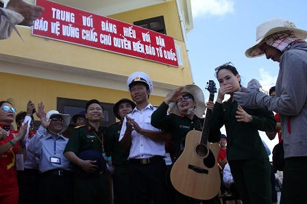Hình ảnh đẹp trong chuyến thăm Trường Sa của kiều bào