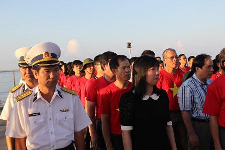 Hình ảnh đẹp trong chuyến thăm Trường Sa của kiều bào