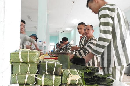 Bắc Ninh: Phạm nhân hồ hởi gói bánh chưng vui Tết Đinh Dậu