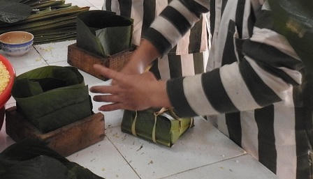 Bắc Ninh: Phạm nhân hồ hởi gói bánh chưng vui Tết Đinh Dậu