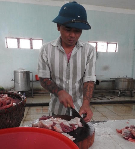 Bắc Ninh: Phạm nhân hồ hởi gói bánh chưng vui Tết Đinh Dậu