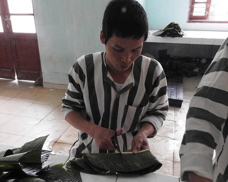 Bắc Ninh: Phạm nhân hồ hởi gói bánh chưng vui Tết Đinh Dậu