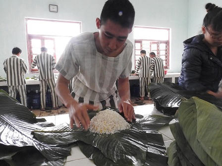 Bắc Ninh: Phạm nhân hồ hởi gói bánh chưng vui Tết Đinh Dậu