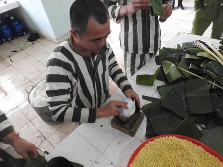 Bắc Ninh: Phạm nhân hồ hởi gói bánh chưng vui Tết Đinh Dậu