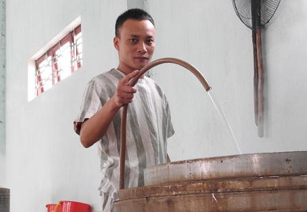 Bắc Ninh: Phạm nhân hồ hởi gói bánh chưng vui Tết Đinh Dậu