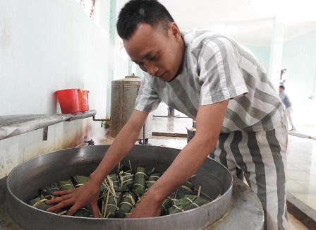 Bắc Ninh: Phạm nhân hồ hởi gói bánh chưng vui Tết Đinh Dậu