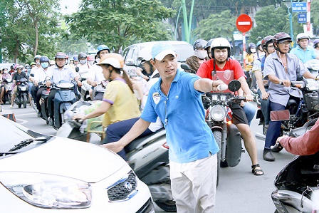 Hiệp sĩ “gỡ” kẹt xe