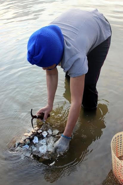 Chuyện chưa kể về những 'thợ mò' trên sông Loan