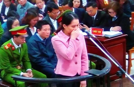 Các nữ bị cáo khóc nức nở tại tòa, Phạm Công Danh được di lý tham dự phiên xử