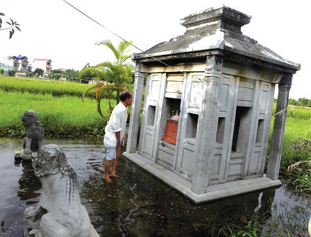 Điều gì khiến cụ ông bất chấp đàm tiếu 'làm bạn' với khu mộ giữa đồng?