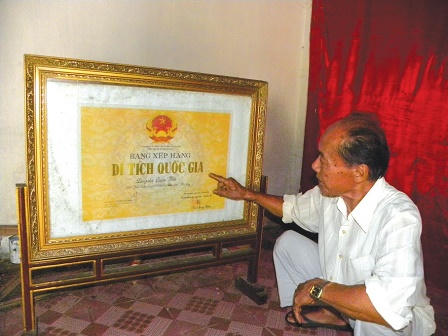 Điều gì khiến cụ ông bất chấp đàm tiếu 'làm bạn' với khu mộ giữa đồng?