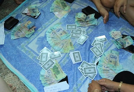 Bắt quả tang 20 đối tượng đánh bạc tại tòa nhà sang trọng