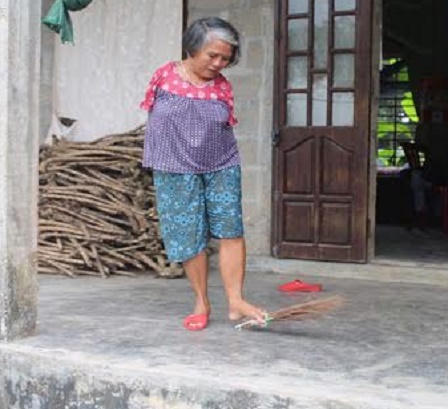 Nghị lực phi thường của người phụ nữ không tay đất cố đô