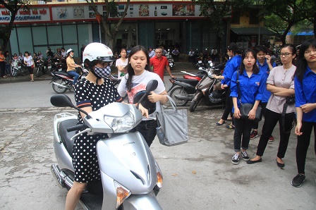 Thi lớp 10 tại Hà Nội: Thí sinh vui vẻ hoàn thành môn Văn, phụ huynh bớt căng thẳng