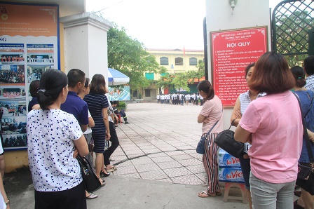 Thi lớp 10 tại Hà Nội: Thí sinh vui vẻ hoàn thành môn Văn, phụ huynh bớt căng thẳng