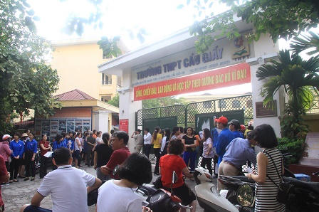 Thi lớp 10 tại Hà Nội: Thí sinh vui vẻ hoàn thành môn Văn, phụ huynh bớt căng thẳng