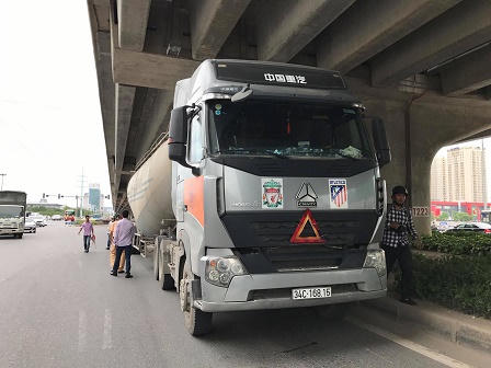 Cô gái tử vong dưới gầm xe bồn trên đường Hà Nội