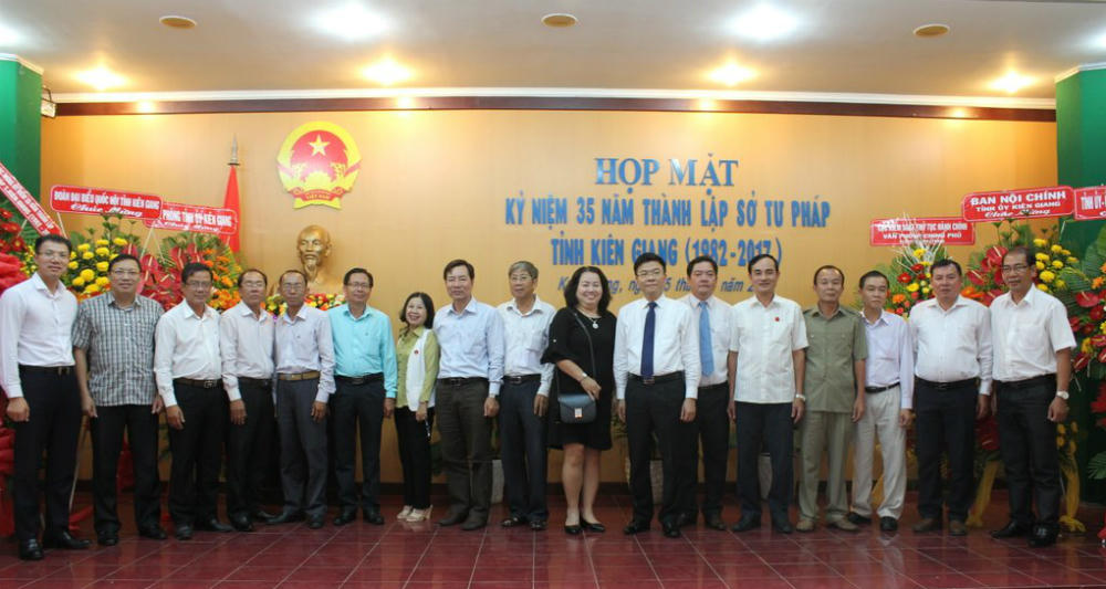 Bộ trưởng Lê Thành Long dự Lễ kỉ niệm 35 năm thành lập Sở Tư pháp tỉnh Kiên Giang