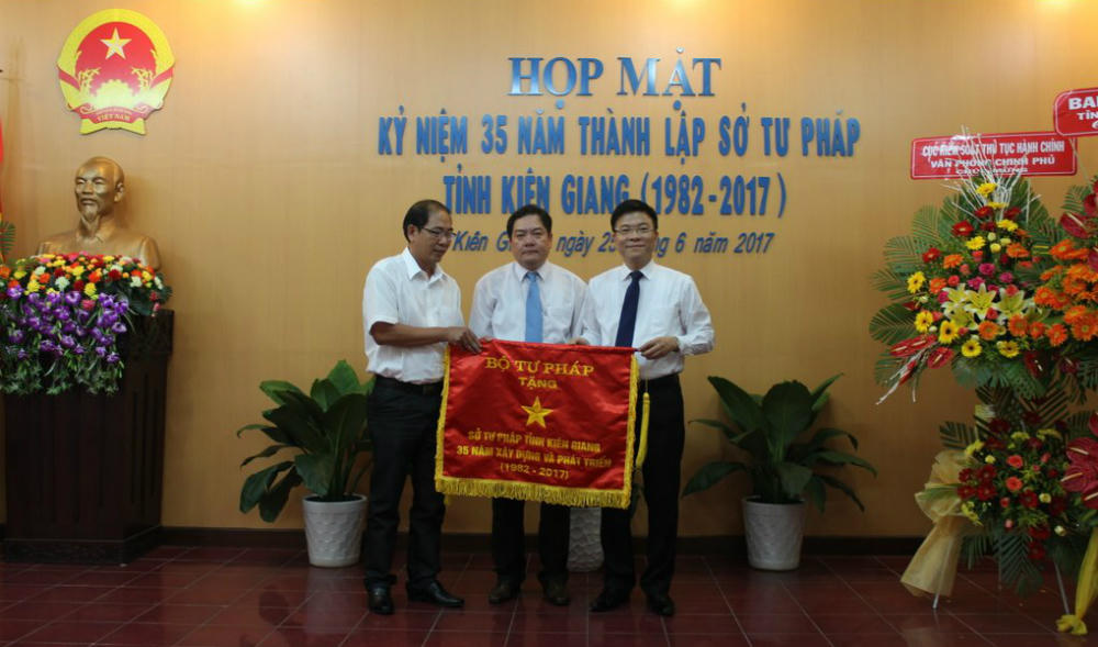 Bộ trưởng Lê Thành Long dự Lễ kỉ niệm 35 năm thành lập Sở Tư pháp tỉnh Kiên Giang