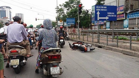 Ô tô lạng lách va xe máy 'tốc độ tử thần', 2 thanh niên nguy kịch