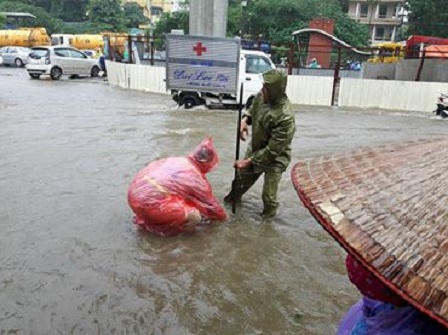 Người xe 'dò dẫm, bì bõm' trên đường phố Hà Nội sau mưa lớn