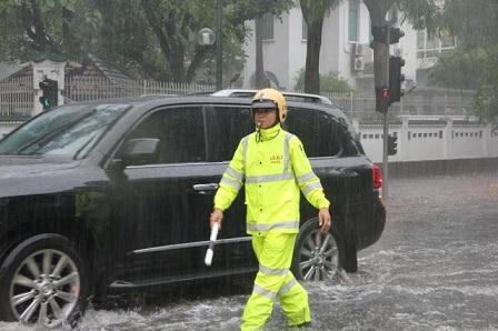 CSGT Hà Nội tăng cường ứng trực giúp dân đối phó bão số 2