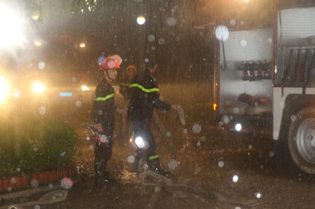 Giải cứu 7 nạn nhân mắc kẹt trên nhà cao tầng trong đêm bão