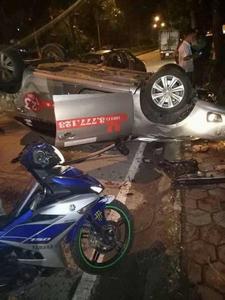 Taxi va chạm xe máy rồi lật ngửa ven đường, một người đàn ông tử vong 