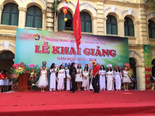 Hình ảnh ấn tượng về lễ khai giảng trên cả nước